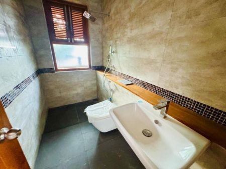 Bathroom - (SE1477)🏆 Award-Winning Architect Designed Luxury Home for Sale – Nugegoda 🌿🏡✨