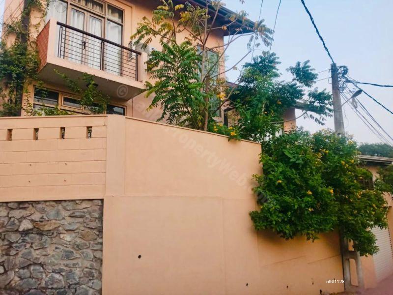 Exterior - House for rent in Nugegoda