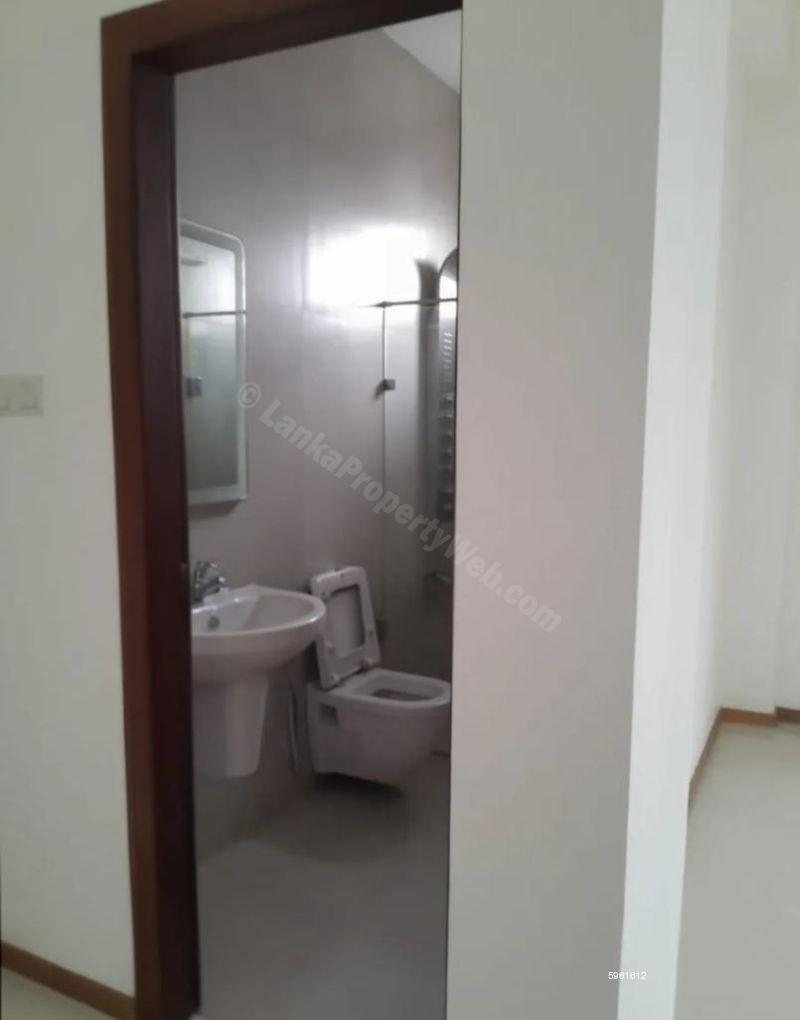 Bathroom - Apartment for rent in Colombo 5
