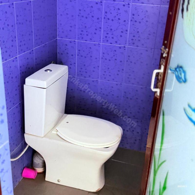 Bathroom - House for rent in Colombo 2