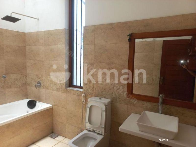 Bathroom - House for rent in Boralesgamuwa