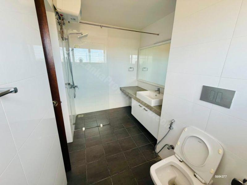 Bathroom - Apartment for rent in Colombo 7