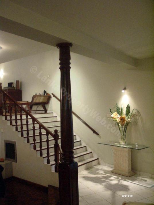 Stairs to dining - House for sale in Battaramulla