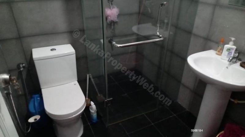Bathroom - Apartment for rent in Colombo 8