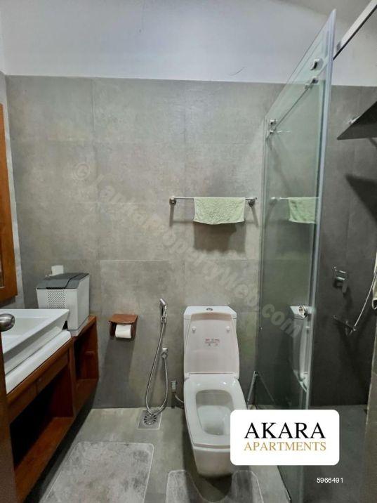 Bathroom - House for rent in Battaramulla