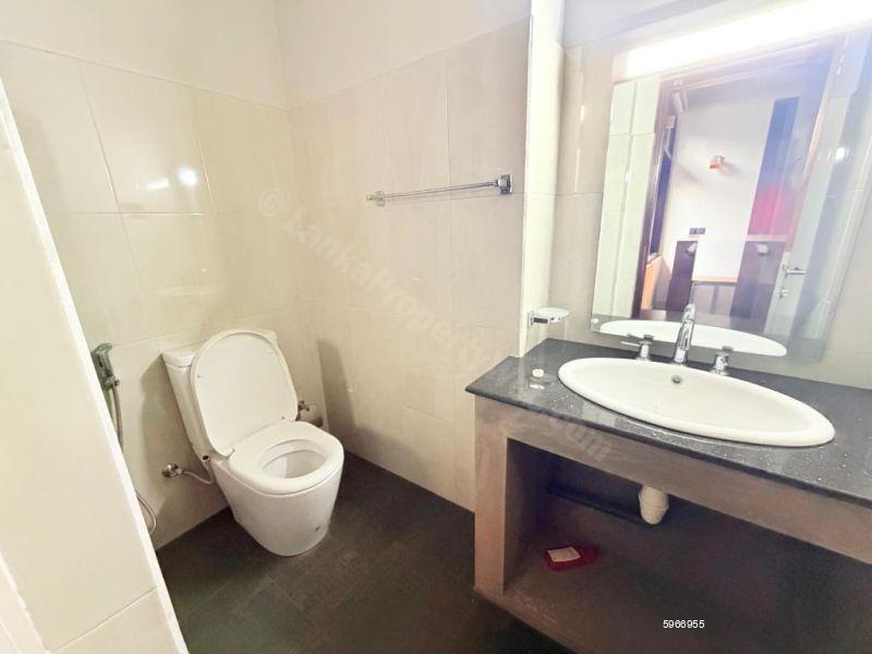 Bathroom - House for rent in Battaramulla