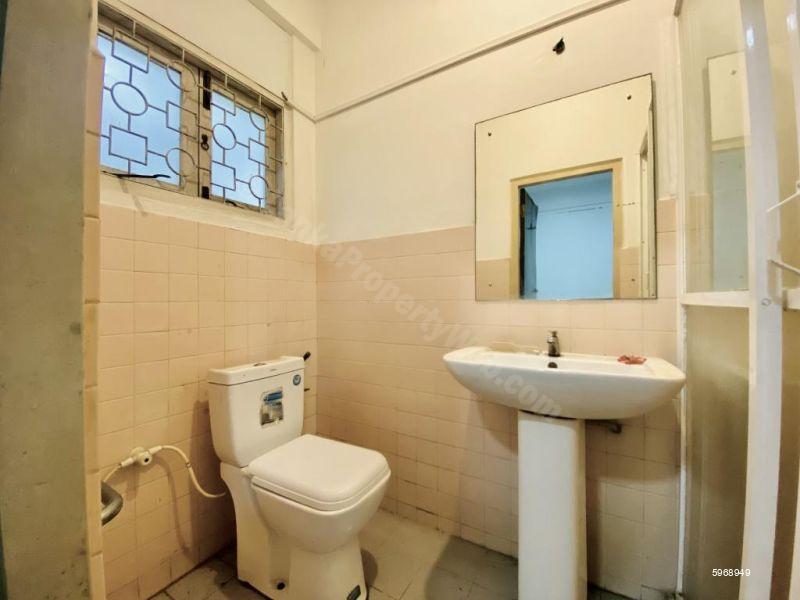Bathroom - House for rent in Colombo 10