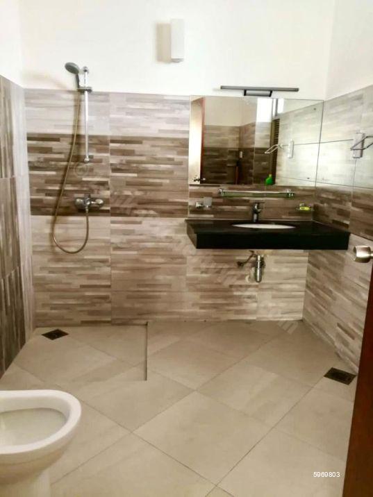 Bathroom - House for rent in Nugegoda