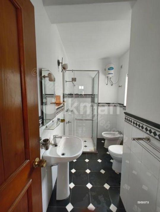 Bathroom - House for rent in Colombo 5