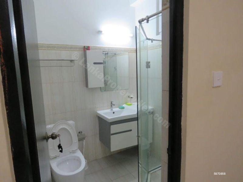 Bathroom - Apartment for rent in Colombo 6